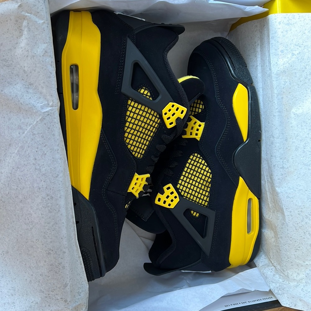 Air Jordan Retro 4 Thunder 2023